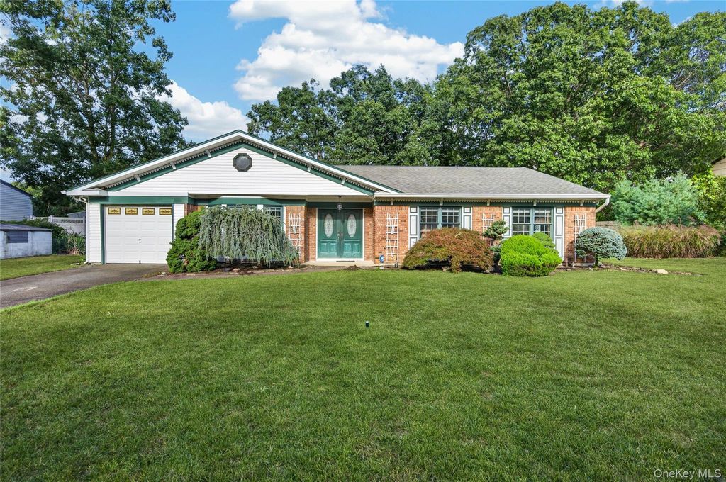 9 Groton Lane, Coram, NY 11727 — photo 3