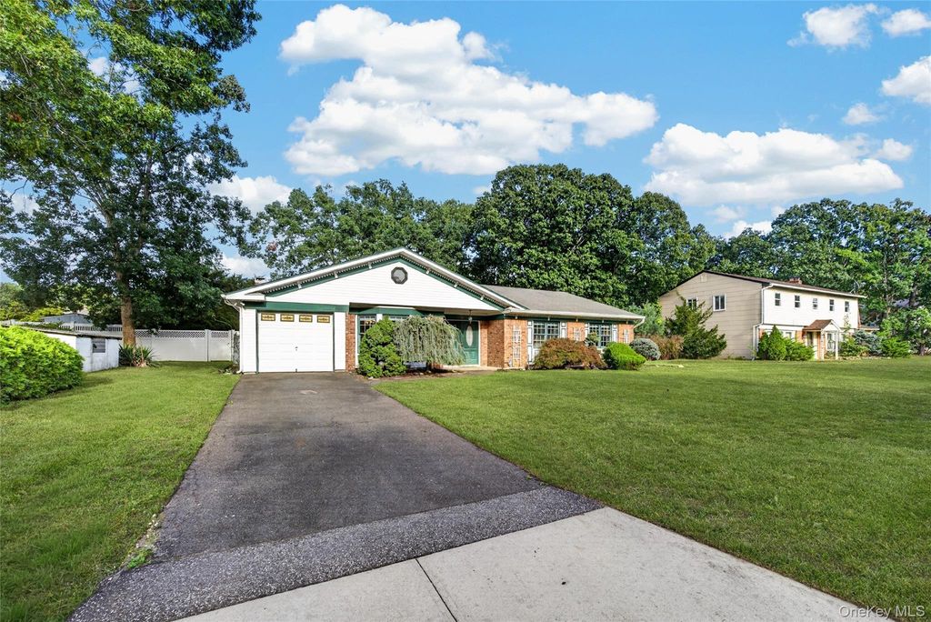 9 Groton Lane, Coram, NY 11727 — photo 4
