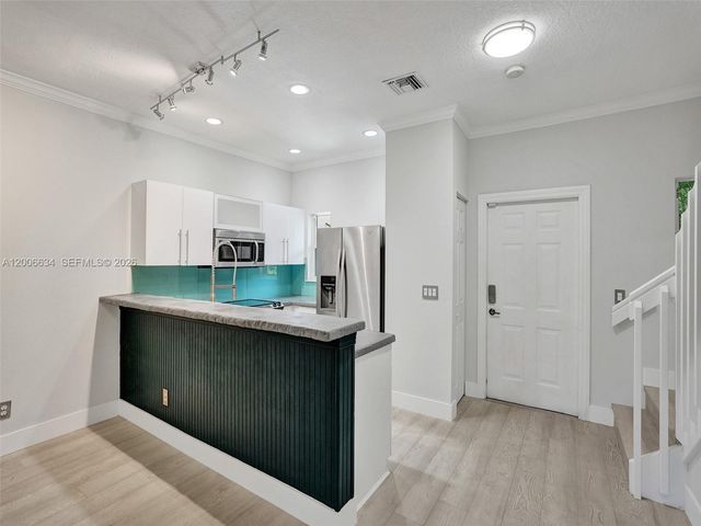 835 NE 19th Ave 10, Fort Lauderdale, FL 33304