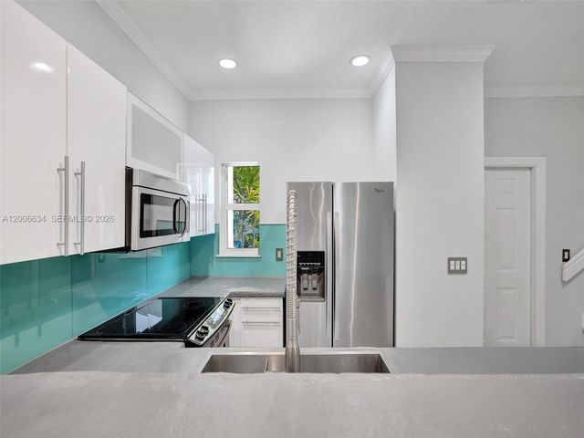 835 NE 19th Ave 10, Fort Lauderdale, FL 33304