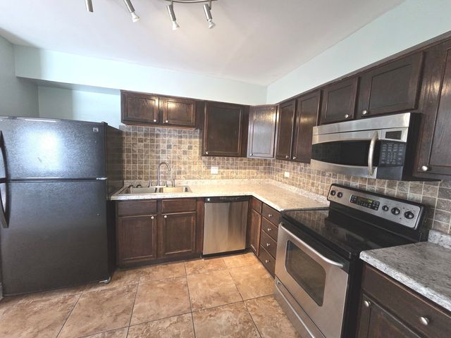 151 Elk Trail 348, Carol Stream, IL 60188