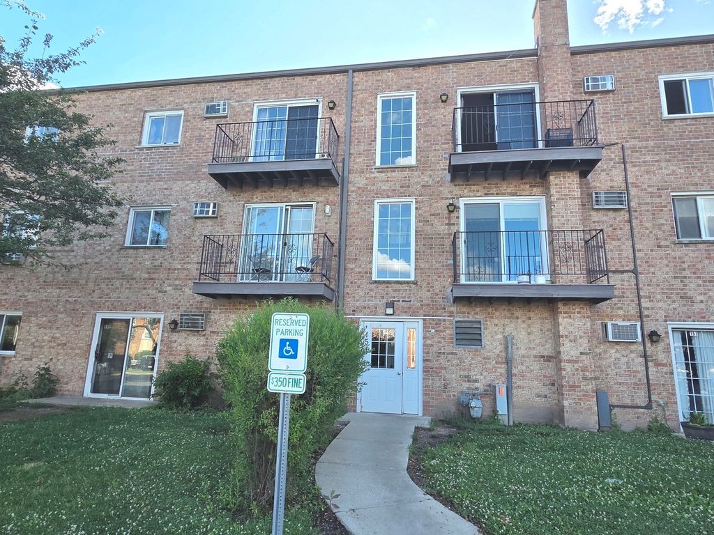 151 Elk Trail 348, Carol Stream, IL 60188