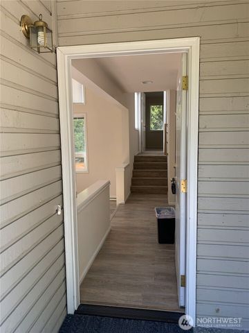 13820 SE Newport Way, Bellevue, WA 98006