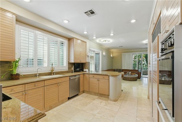 8215 Crow Valley Lane, Las Vegas, NV 89113