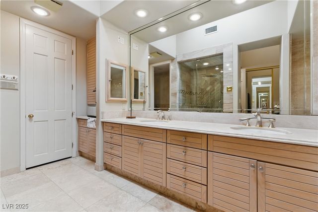 8215 Crow Valley Lane, Las Vegas, NV 89113