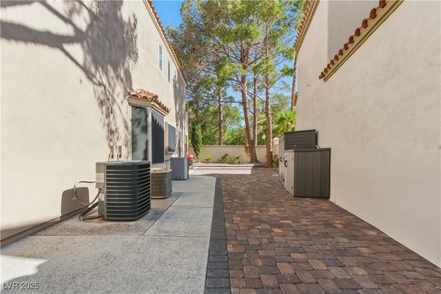 8215 Crow Valley Lane, Las Vegas, NV 89113