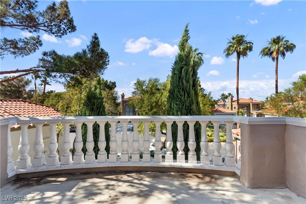 8215 Crow Valley Lane, Las Vegas, NV 89113