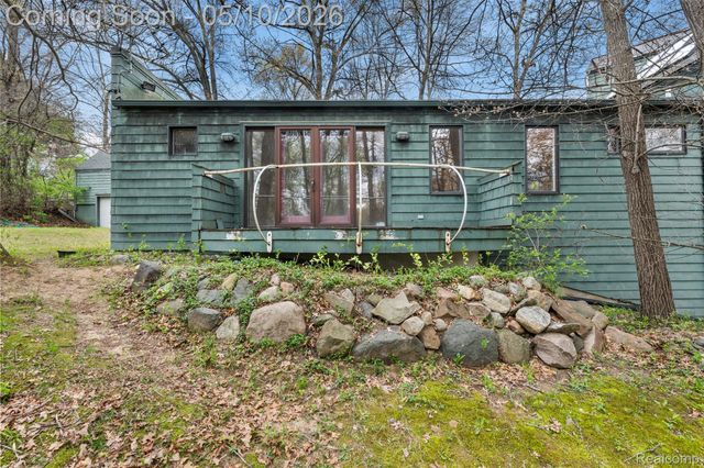 497 Lake George Road, Oakland Charter Township, MI 48363