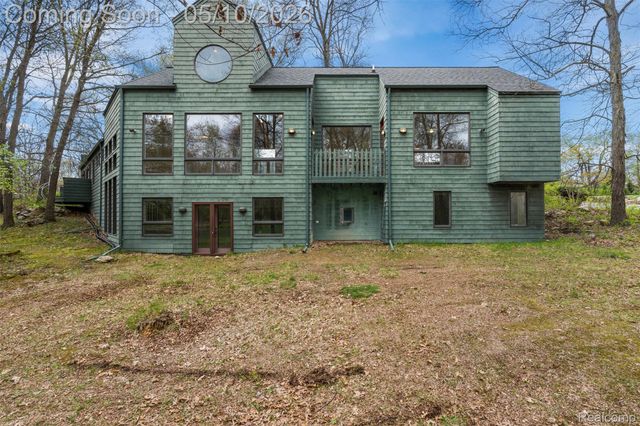 497 Lake George Road, Oakland Charter Township, MI 48363