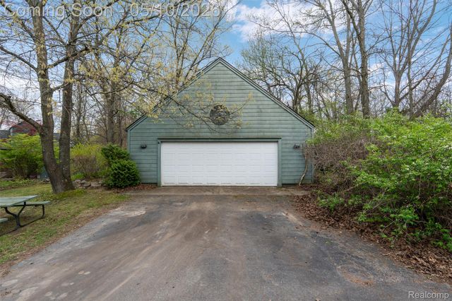 497 Lake George Road, Oakland Charter Township, MI 48363
