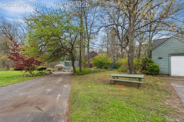 497 Lake George Road, Oakland Charter Township, MI 48363