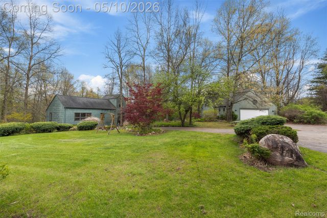 497 Lake George Road, Oakland Charter Township, MI 48363