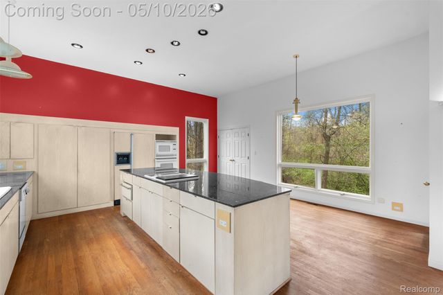 497 Lake George Road, Oakland Charter Township, MI 48363