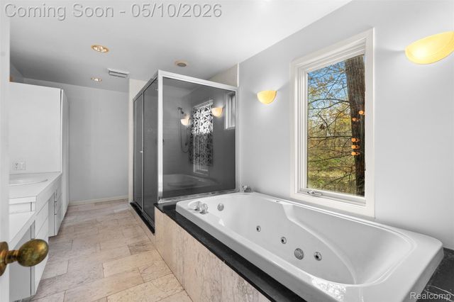 497 Lake George Road, Oakland Charter Township, MI 48363
