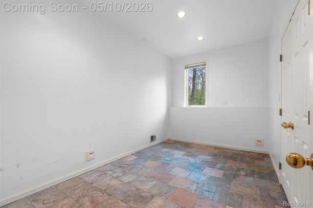 497 Lake George Road, Oakland Charter Township, MI 48363