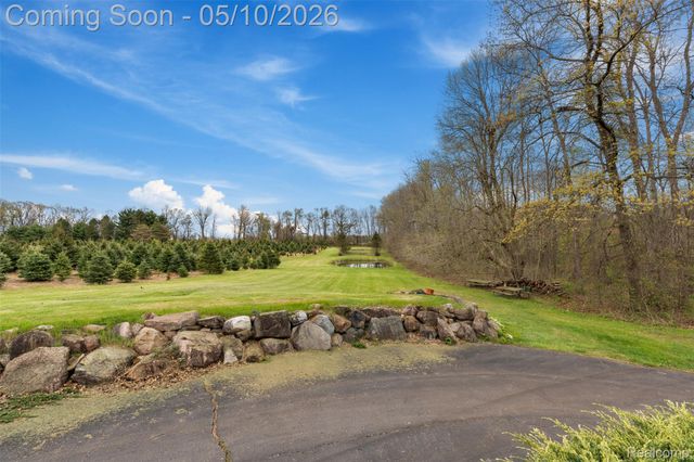 497 Lake George Road, Oakland Charter Township, MI 48363