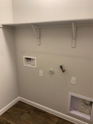 606 Quarton DR, Hutto, TX 78634