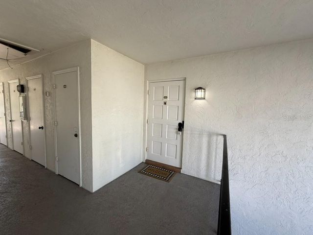 5800 HOLLYWOOD BOULEVARD 327, Sarasota, FL 34231