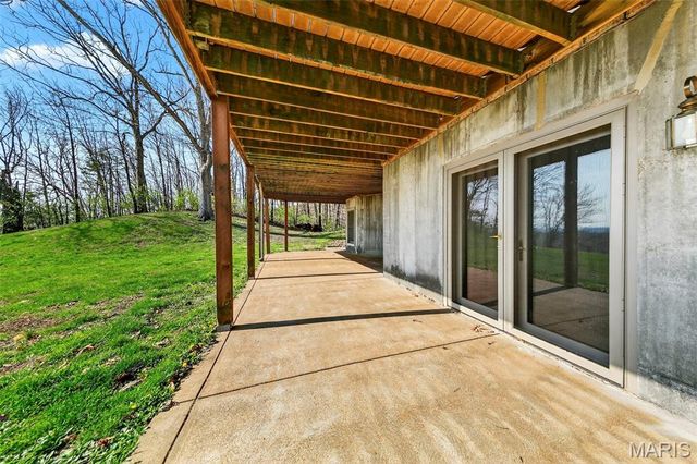 6686 Clifton Bluffs Court, St Louis, MO 63129