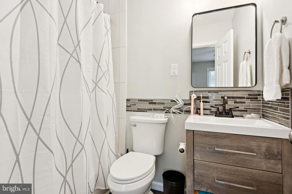 Image 16 of property listing at 805 SPA RD, Annapolis, MD 21401