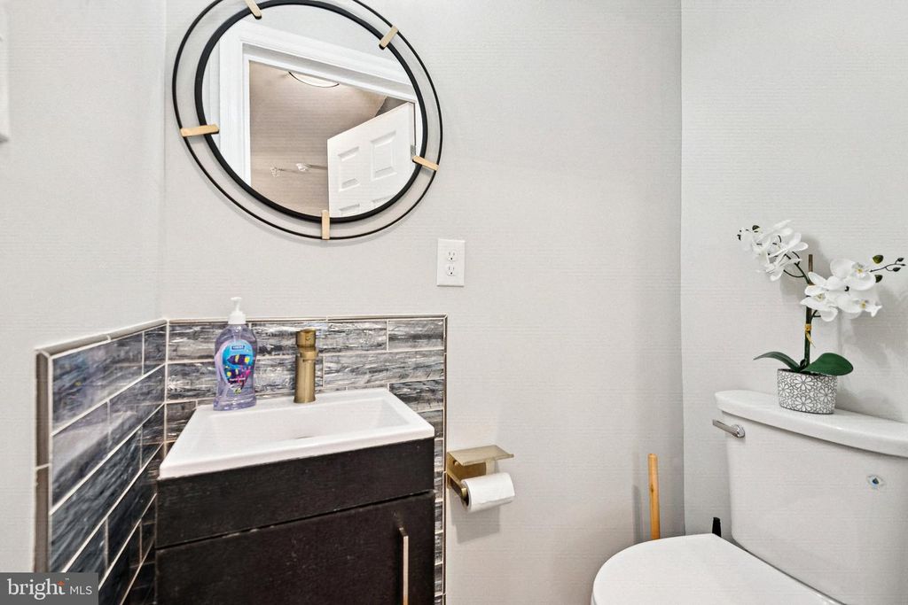 Image 19 of property listing at 805 SPA RD, Annapolis, MD 21401