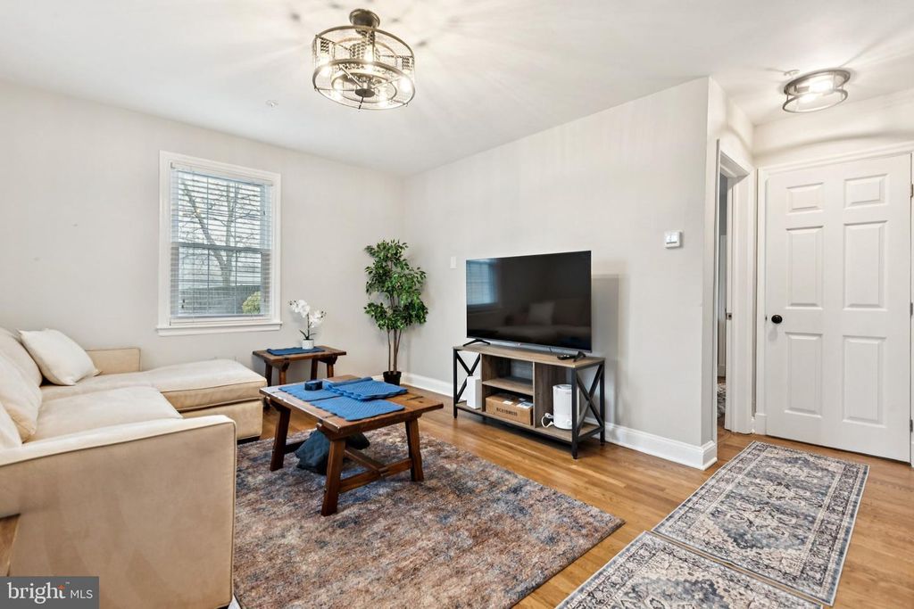 Image 6 of property listing at 805 SPA RD, Annapolis, MD 21401