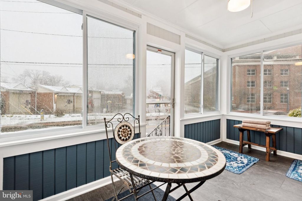 Image 7 of property listing at 805 SPA RD, Annapolis, MD 21401