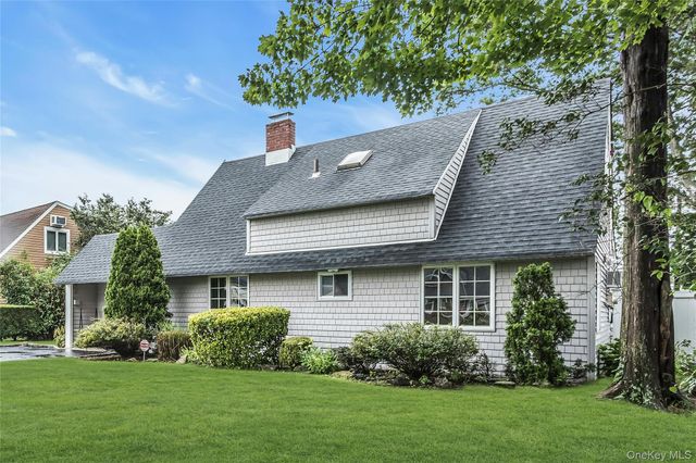 17 Giant Lane, Levittown, NY 11756