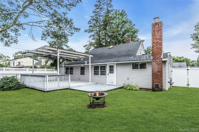 17 Giant Lane, Levittown, NY 11756