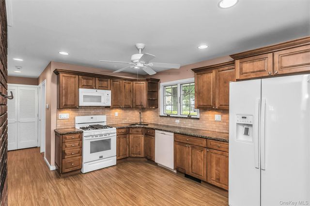 17 Giant Lane, Levittown, NY 11756