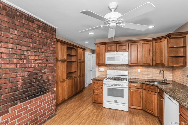 17 Giant Lane, Levittown, NY 11756