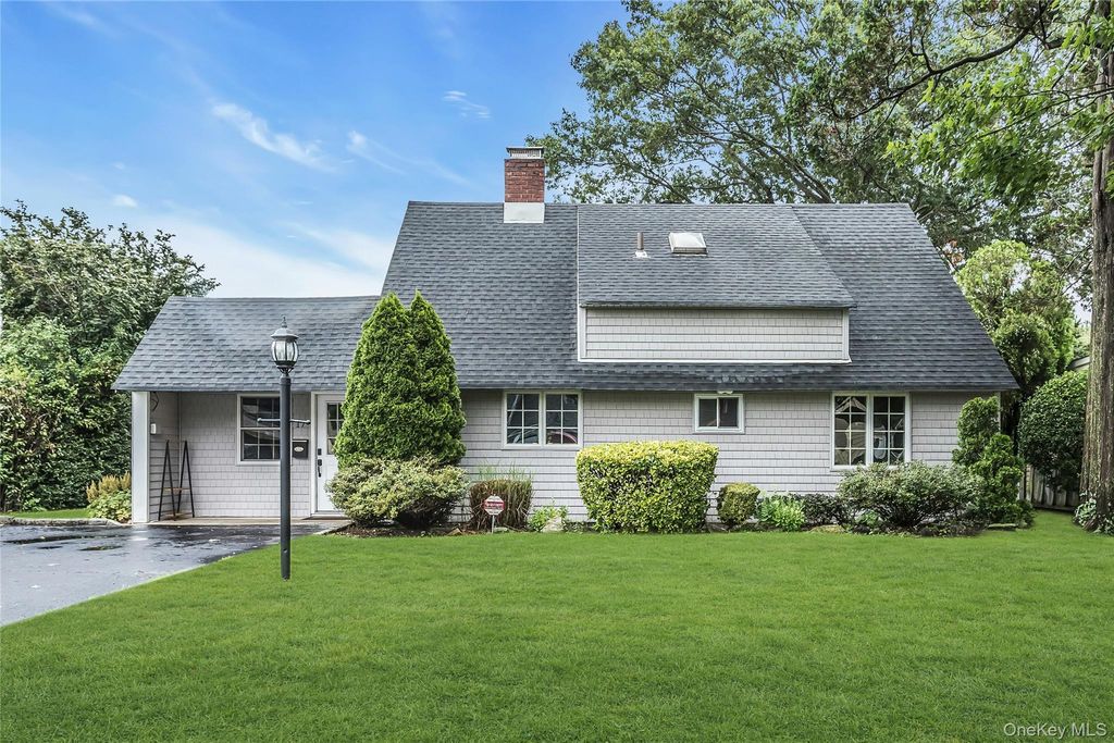 17 Giant Lane, Levittown, NY 11756