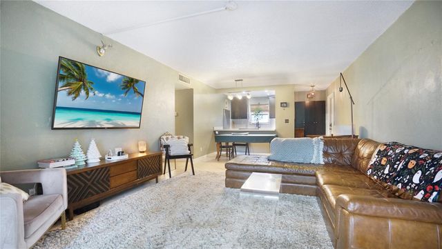 8524 Old Country Manor 106, Davie, FL 33328