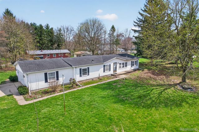 11011 Hamburg Road, Hamburg Township, MI 48189