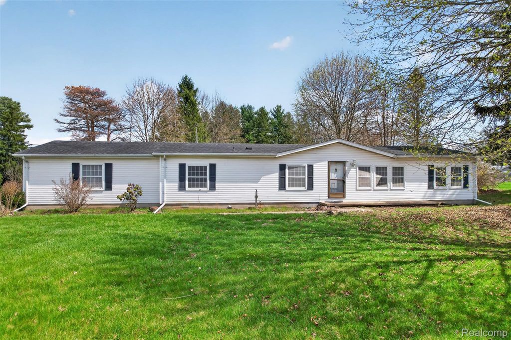 11011 Hamburg Road, Hamburg Township, MI 48189