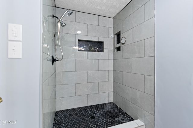 215 South Hickory Circle, Greeneville, TN 37743