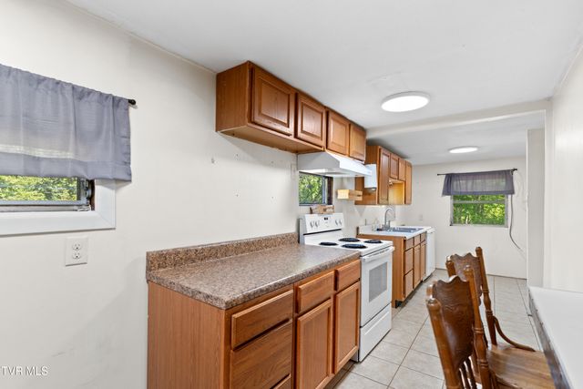 215 South Hickory Circle, Greeneville, TN 37743