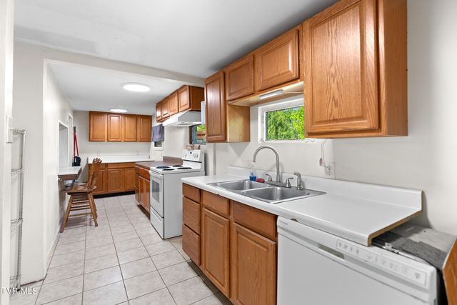 215 South Hickory Circle, Greeneville, TN 37743