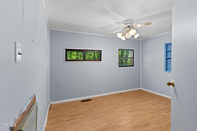 215 South Hickory Circle, Greeneville, TN 37743