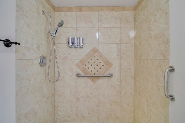 442 FRENCH ROYALE Circle, Atlantis, FL 33462