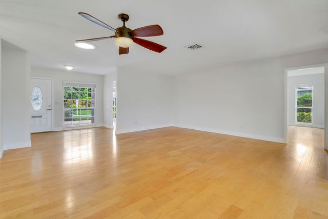 442 FRENCH ROYALE Circle, Atlantis, FL 33462
