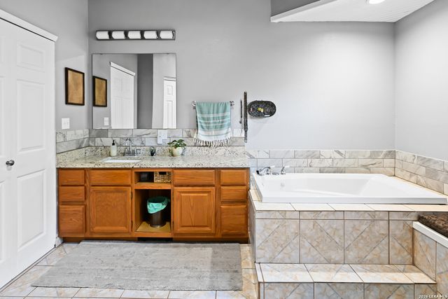 713 Lake Forest Rd., Pipe Creek, TX 78063