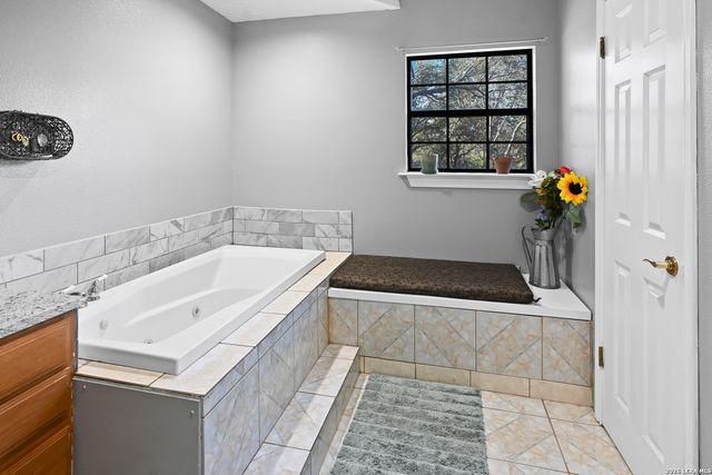 713 Lake Forest Rd., Pipe Creek, TX 78063