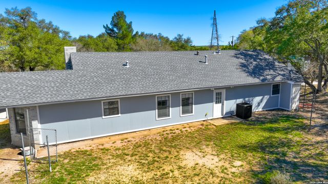 713 Lake Forest Rd., Pipe Creek, TX 78063