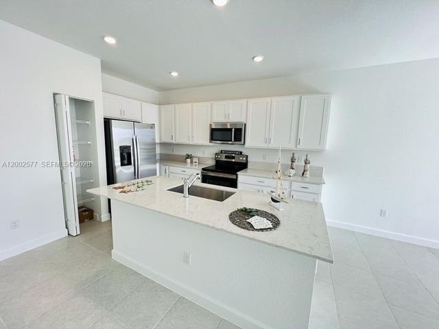 212 SE Woodbark St, Port St. Lucie, FL 34984