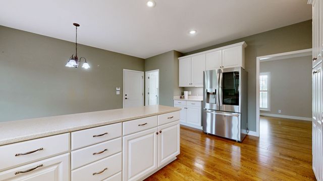 2010 Riverview Dr, Murfreesboro, TN 37129