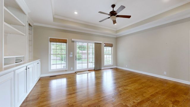 2010 Riverview Dr, Murfreesboro, TN 37129