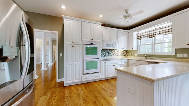 2010 Riverview Dr, Murfreesboro, TN 37129
