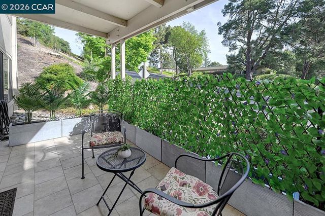 2017 Oakmont Way 2, Walnut Creek, CA 94595