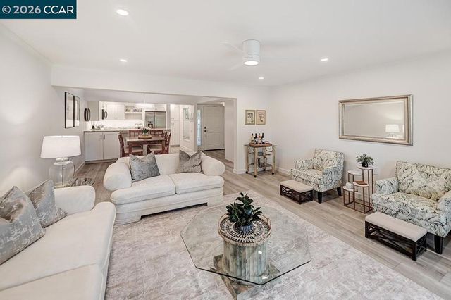 2017 Oakmont Way 2, Walnut Creek, CA 94595